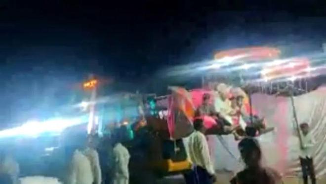 【视频】奇葩爱体育！印度一男子乘坐推土机迎娶新娘(图1)