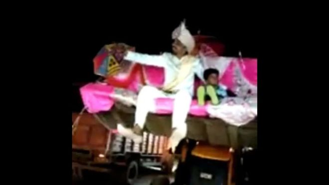 【视频】奇葩爱体育！印度一男子乘坐推土机迎娶新娘(图2)