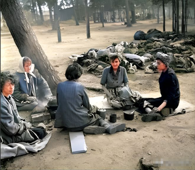 爱体育1945年贝尔森集中营幸存者的照片远处堆放的全部是遇难者尸体(图1)