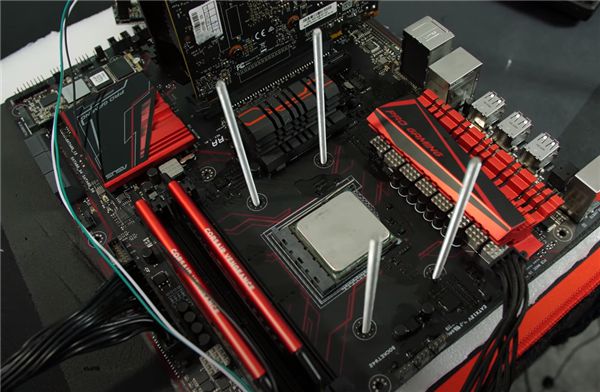 AMD推土机F爱体育X-8350超频至81GHz！却打不过36GHz锐龙(图2)